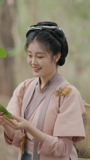 灾荒年小农女有满仓鱼肉 (95集) 热门短剧推广
