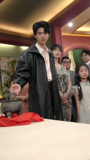 神通父女玩转古玩街（56）一起追短剧吧