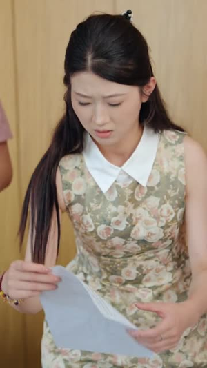 她在楼道里啃馒头，我不忍了（68集）推荐你们也去看
